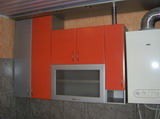 Серебристо-оранжевая кухня
