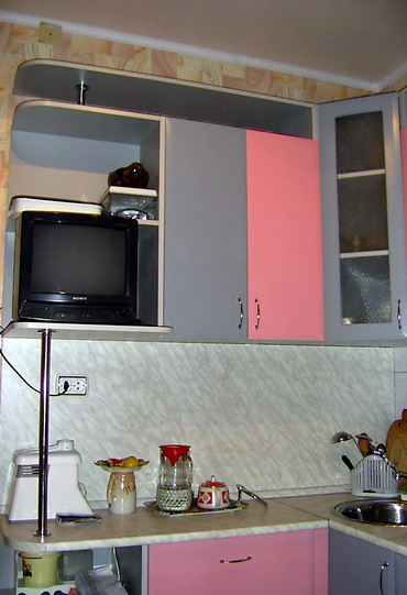 Серо-розовая кухня