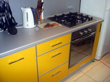 Ярко-желтая кухня
